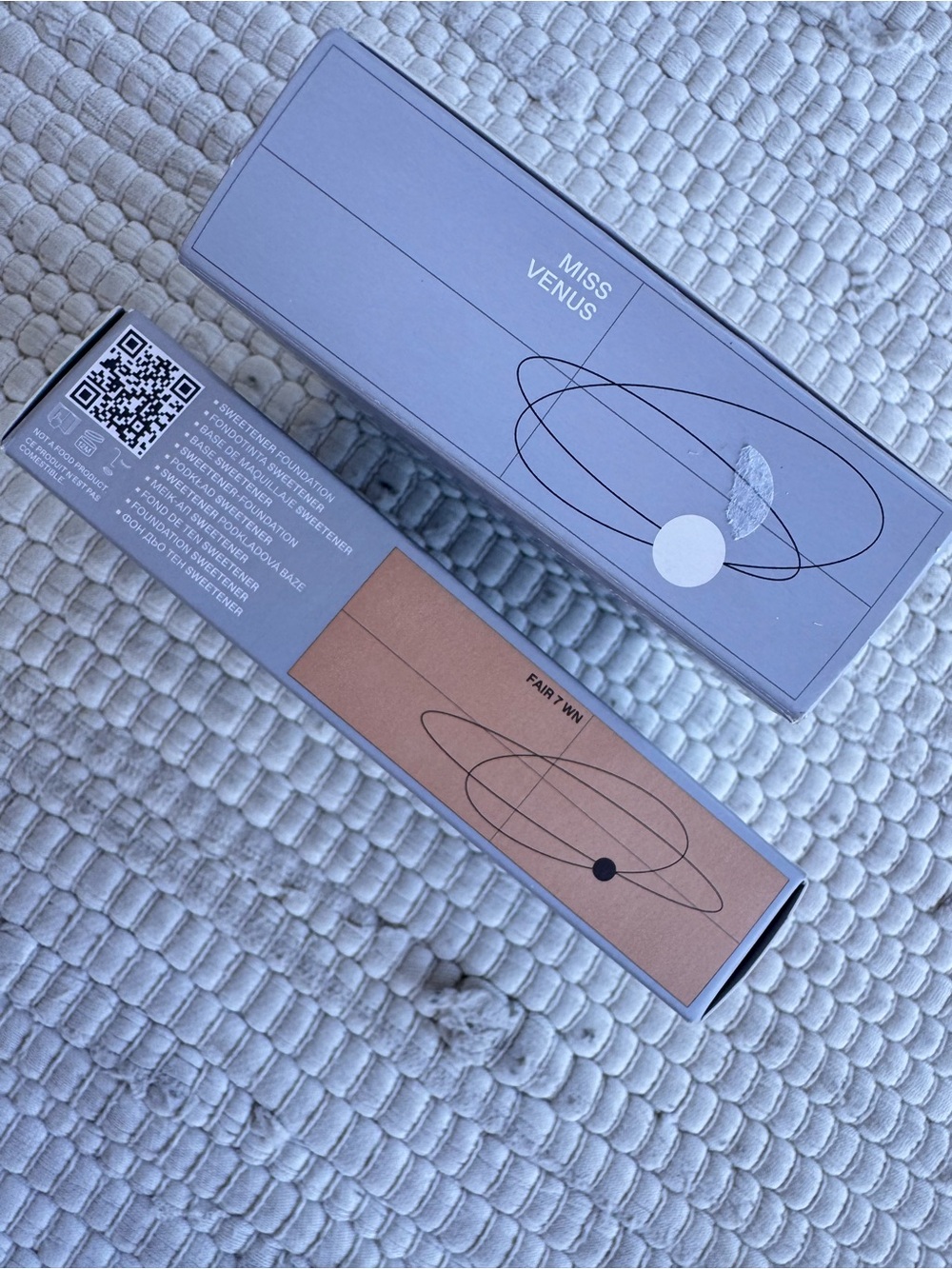 r.e.m. beauty Sweetener Foundation + Miss Venus Highlighter Bundle NIB - Picture 3 of 6